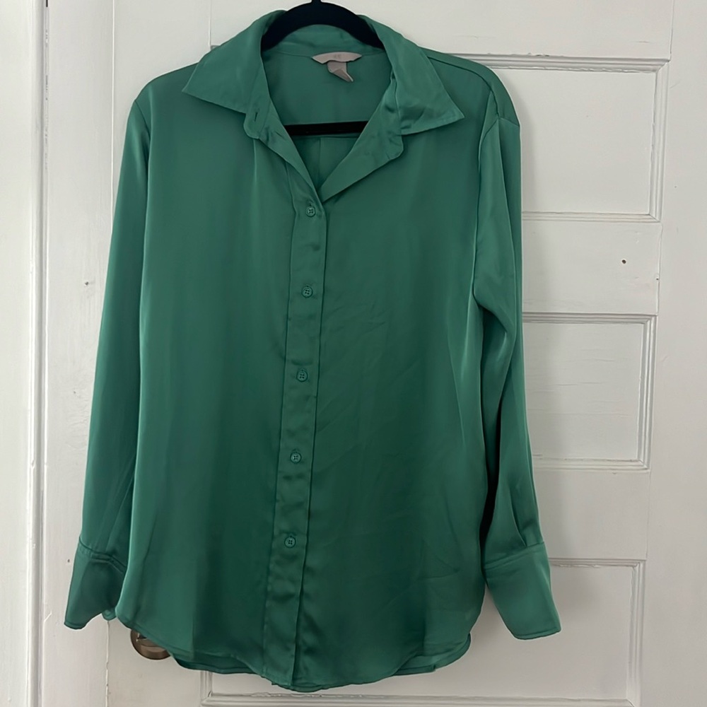 H and M small green button down
